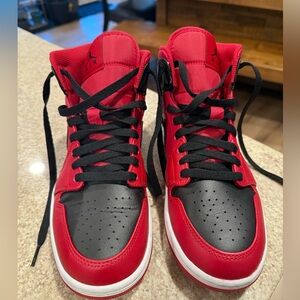 AIR JORDAN 1 MID Women (Almost New)